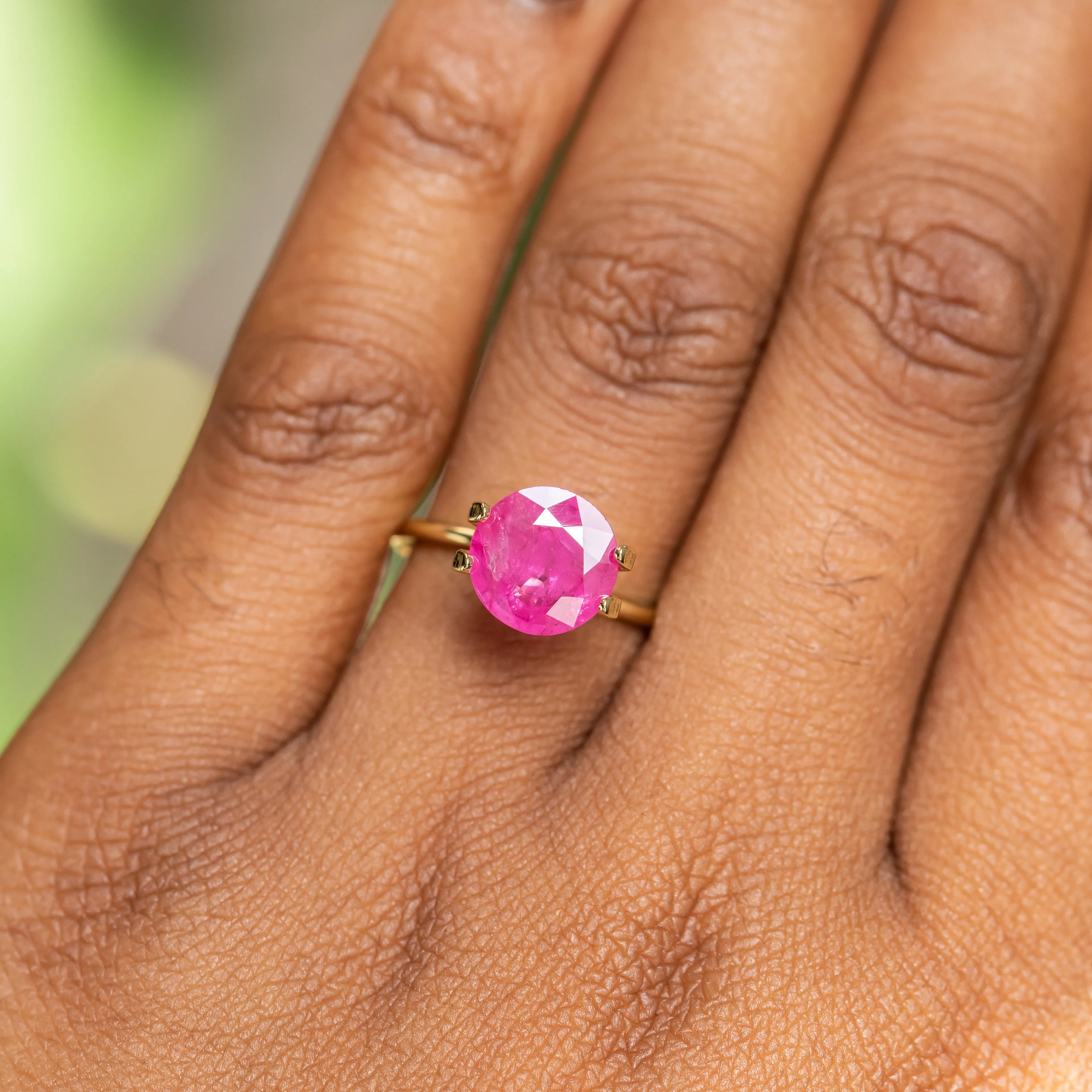 2.89CT ROUND SAPPHIRE, BRIGHT FUCHSIA PINK, 9.0X3.85MM