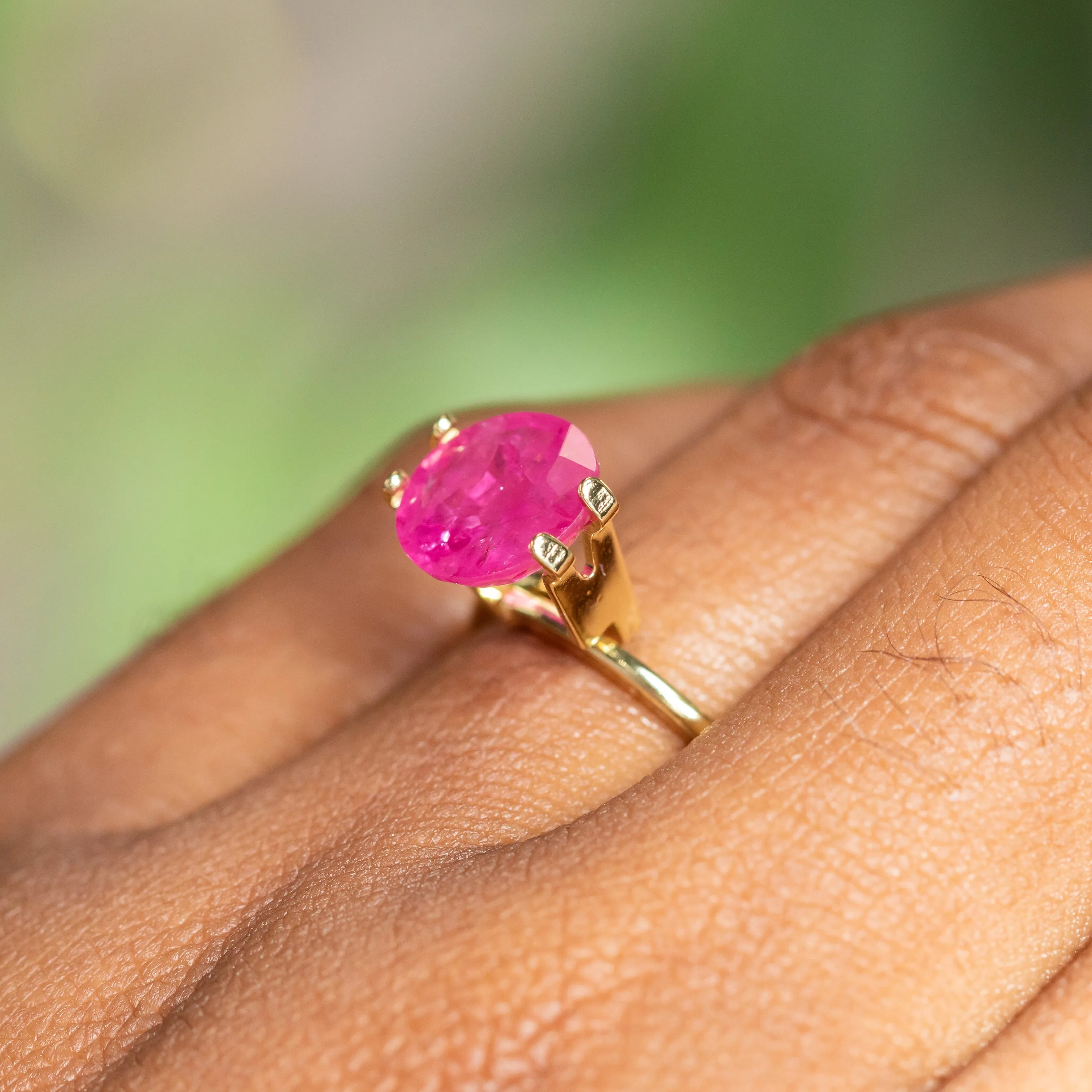 2.89CT ROUND SAPPHIRE, BRIGHT FUCHSIA PINK, 9.0X3.85MM