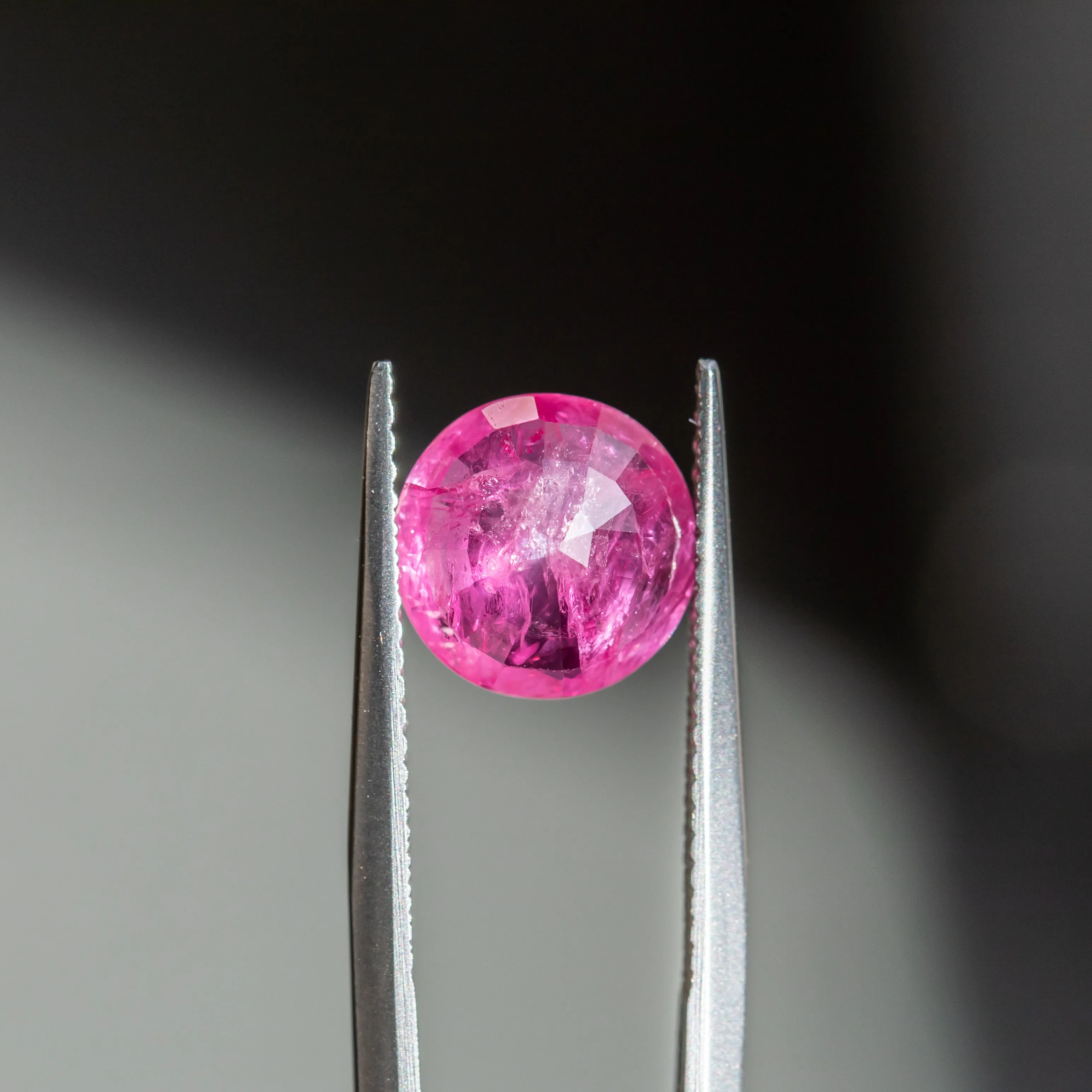 2.89CT ROUND SAPPHIRE, BRIGHT FUCHSIA PINK, 9.0X3.85MM