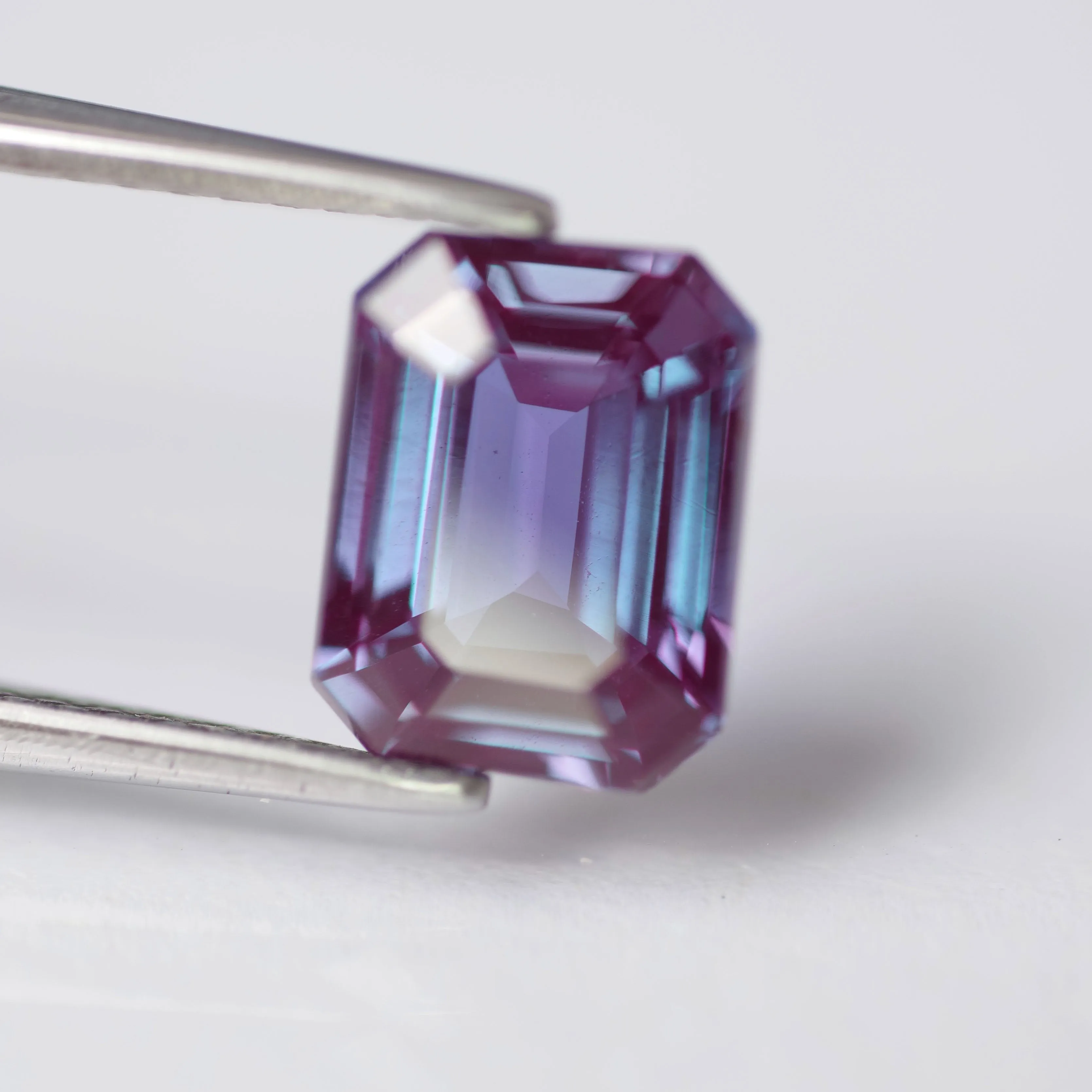 Alexandrite | lab created, colour changing, emerald cut 8x6 mm, 1.90ct