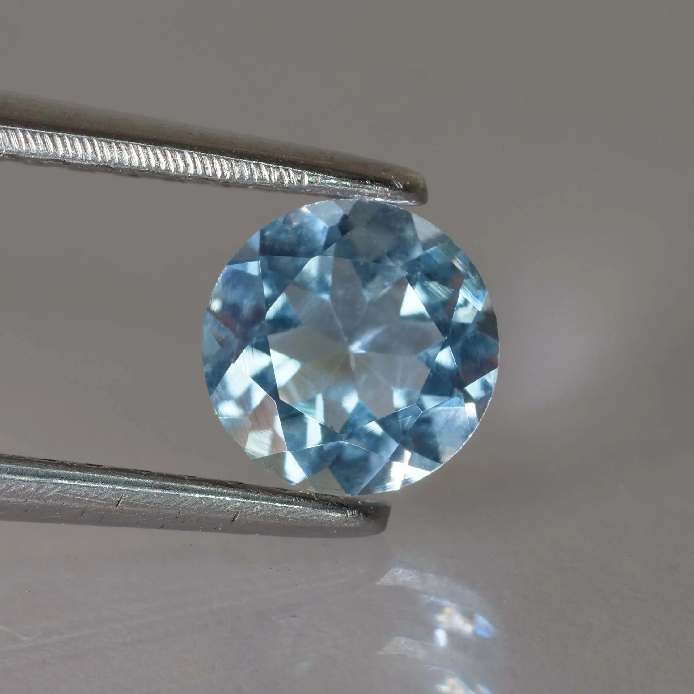 Aquamarine | round cut 6.5 mm, 1 ct,  VVS clarity