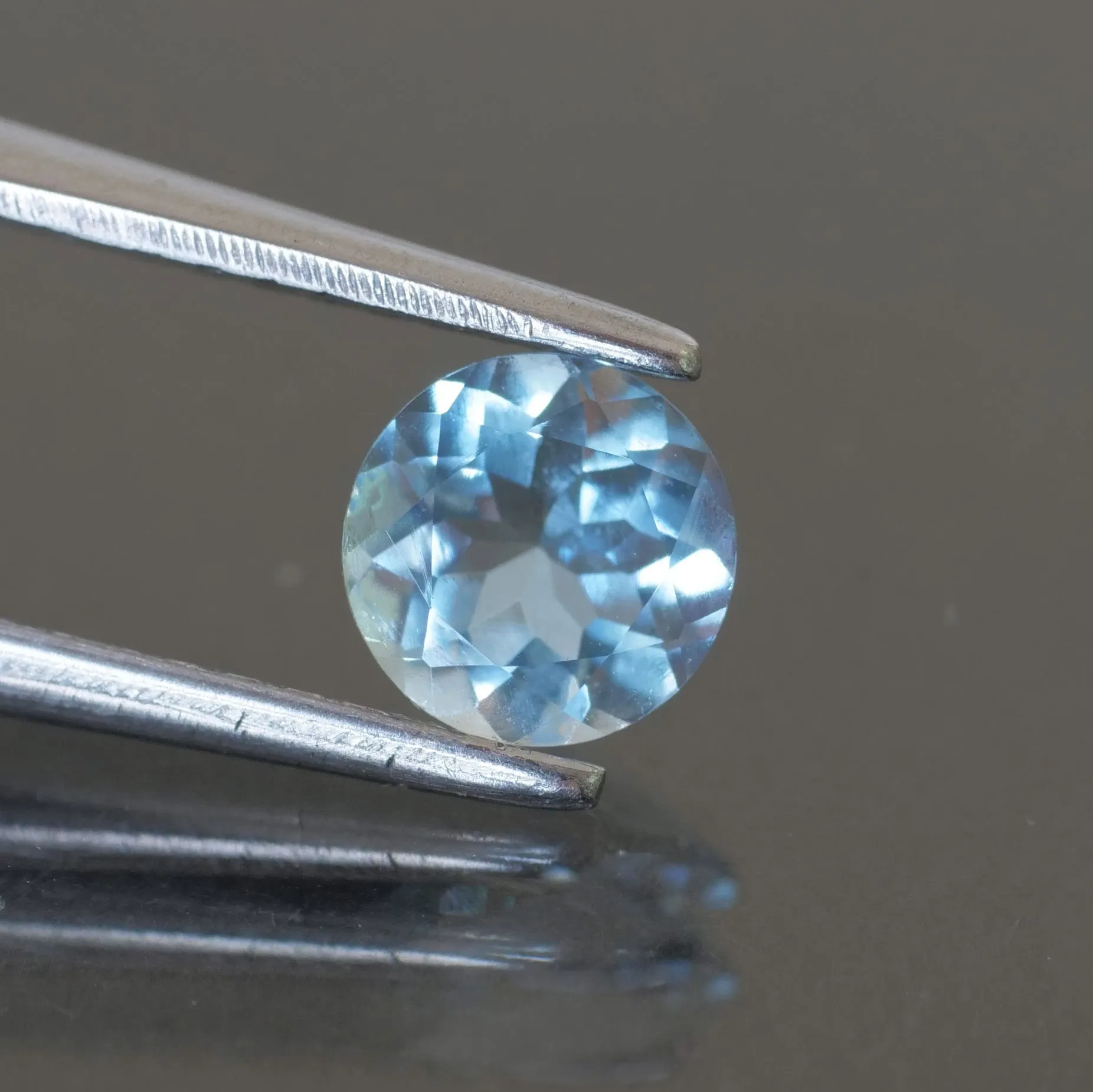 Aquamarine | round cut 6.5 mm, 1 ct,  VVS clarity