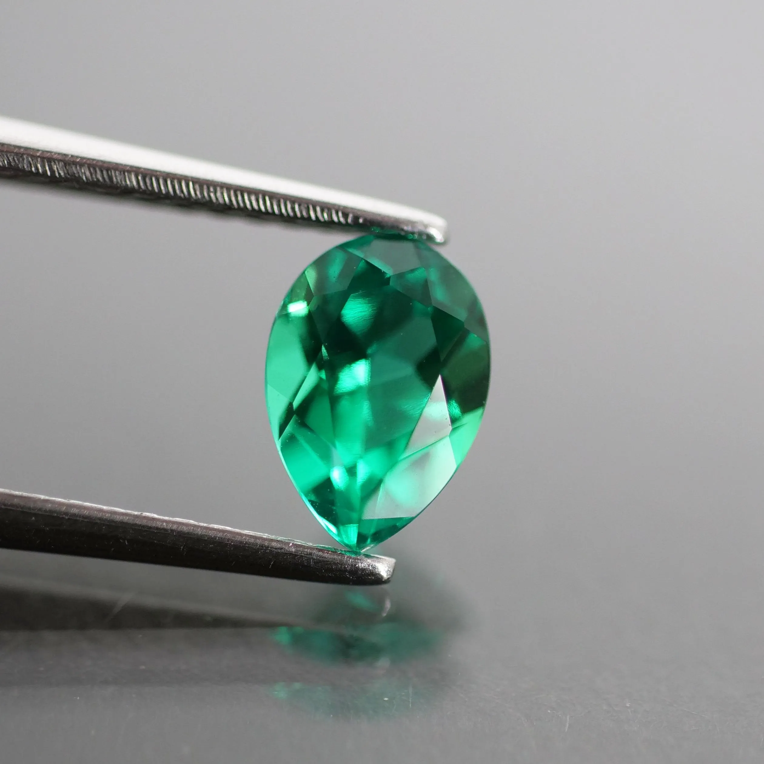 Emerald | Lab-Created Hydrothermal, pear cut 7 x 5mm, VS 0.7 ct