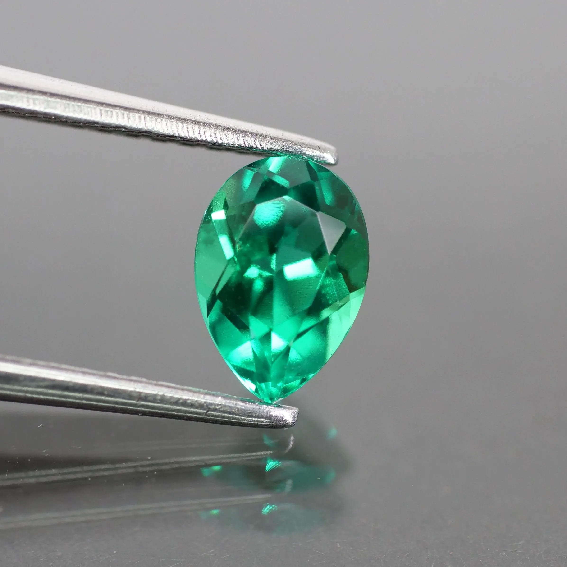 Emerald | Lab-Created Hydrothermal, pear cut 7 x 5mm, VS 0.7 ct