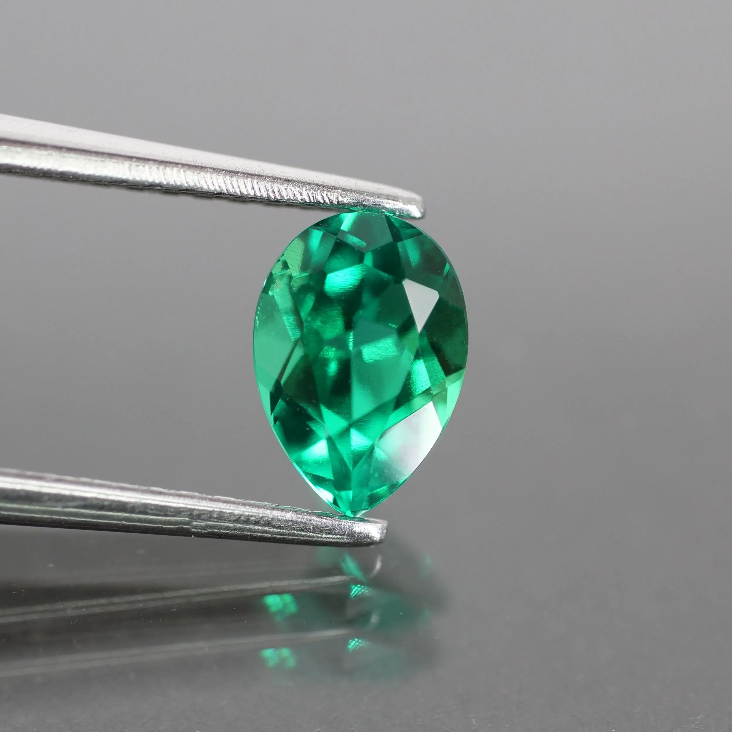 Emerald | Lab-Created Hydrothermal, pear cut 7 x 5mm, VS 0.7 ct