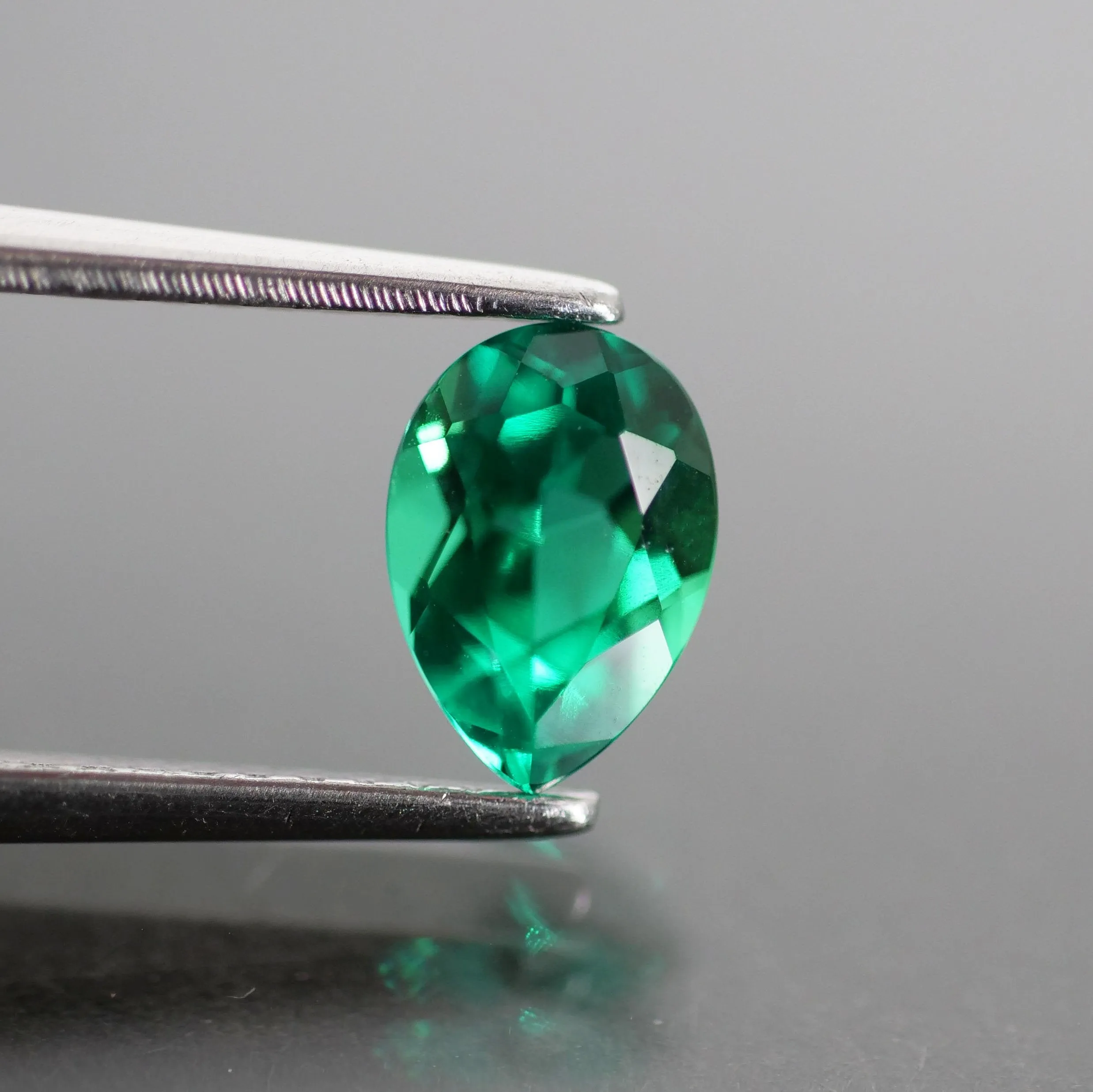 Emerald | Lab-Created Hydrothermal, pear cut 7 x 5mm, VS 0.7 ct