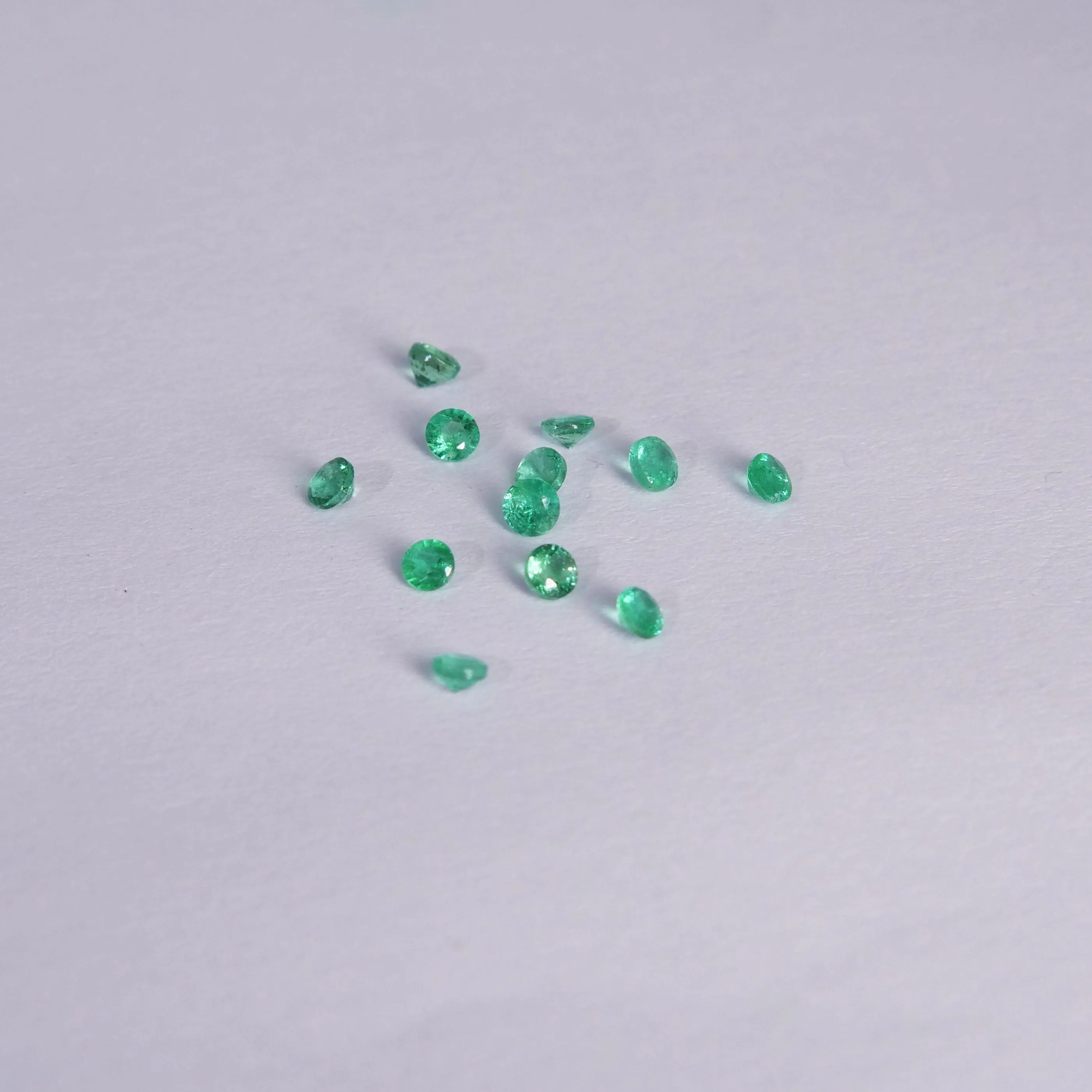 Emerald | natural, round cut, accent stone