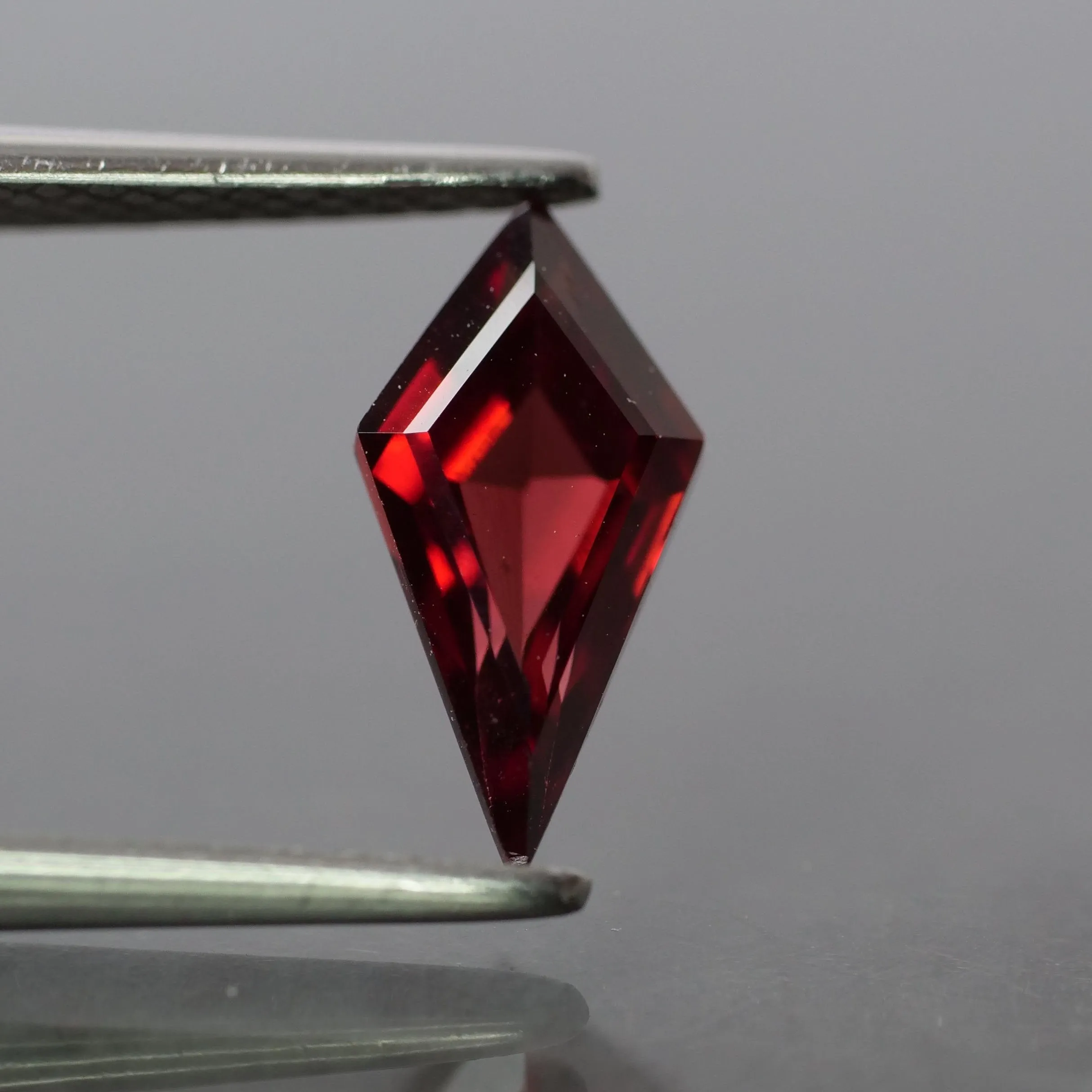 Garnet | natural, kite cut 10 x 5 mm, VS 1ct