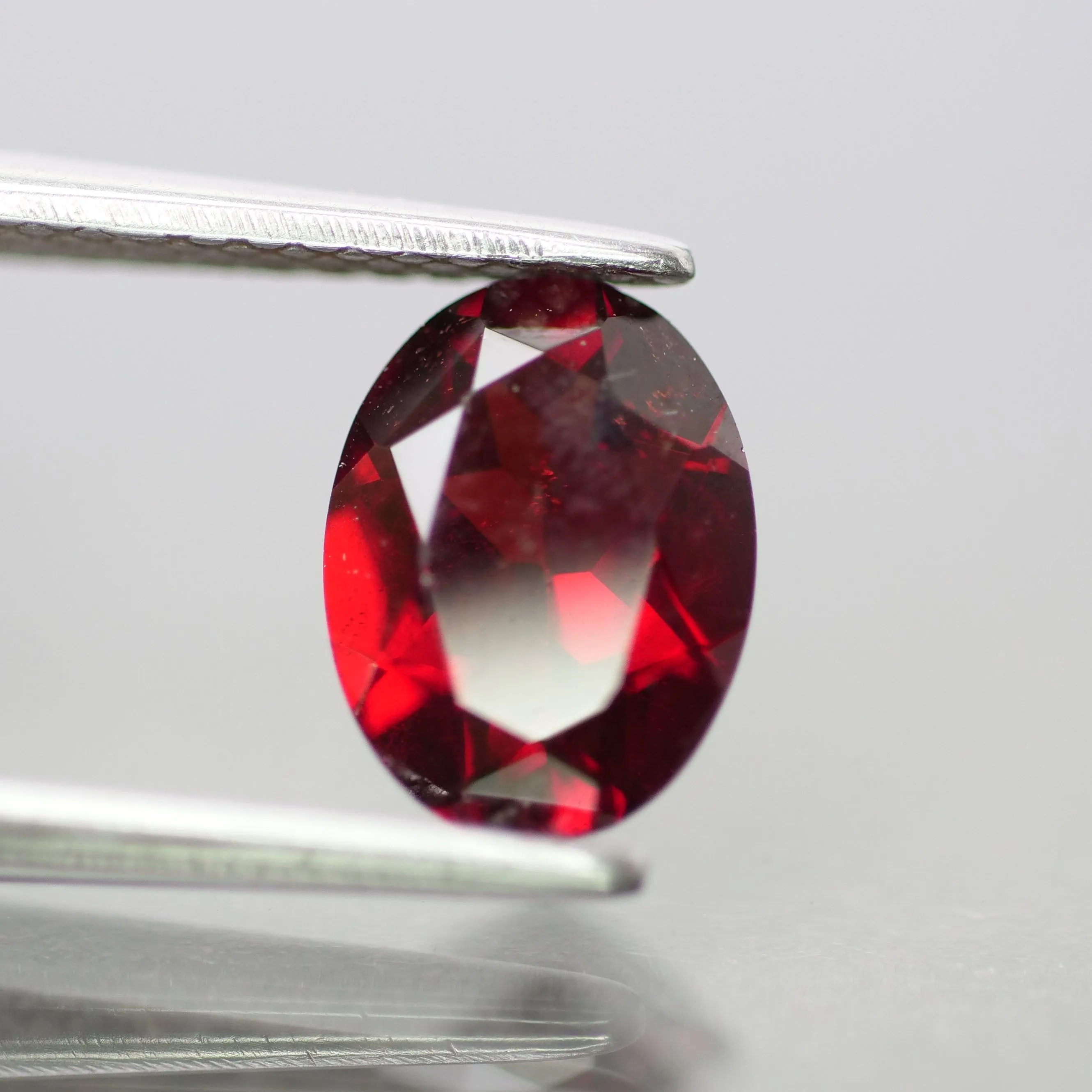 Garnet | natural, oval cut, 8 x 6mm, VS 1.2ct