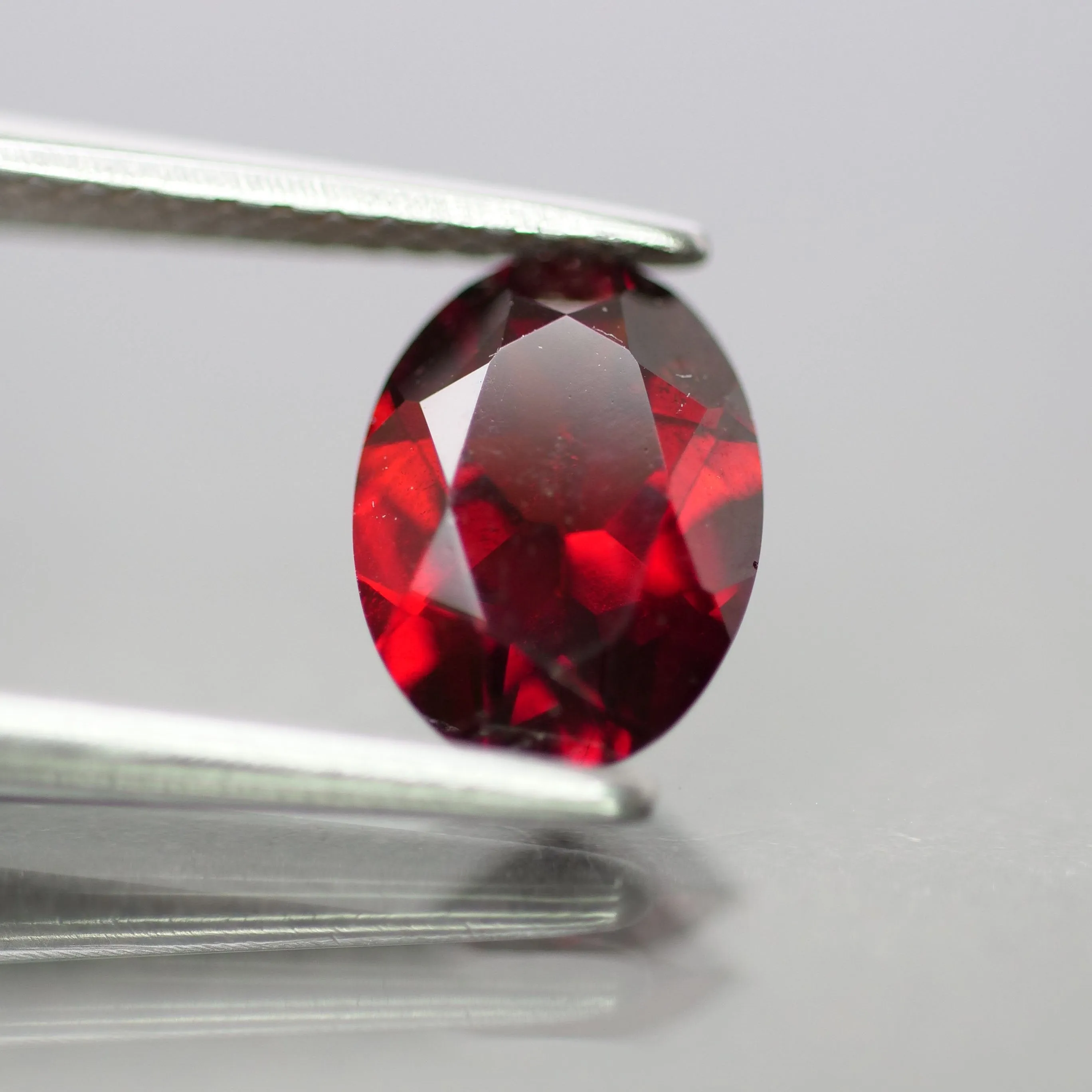 Garnet | natural, oval cut, 8 x 6mm, VS 1.2ct