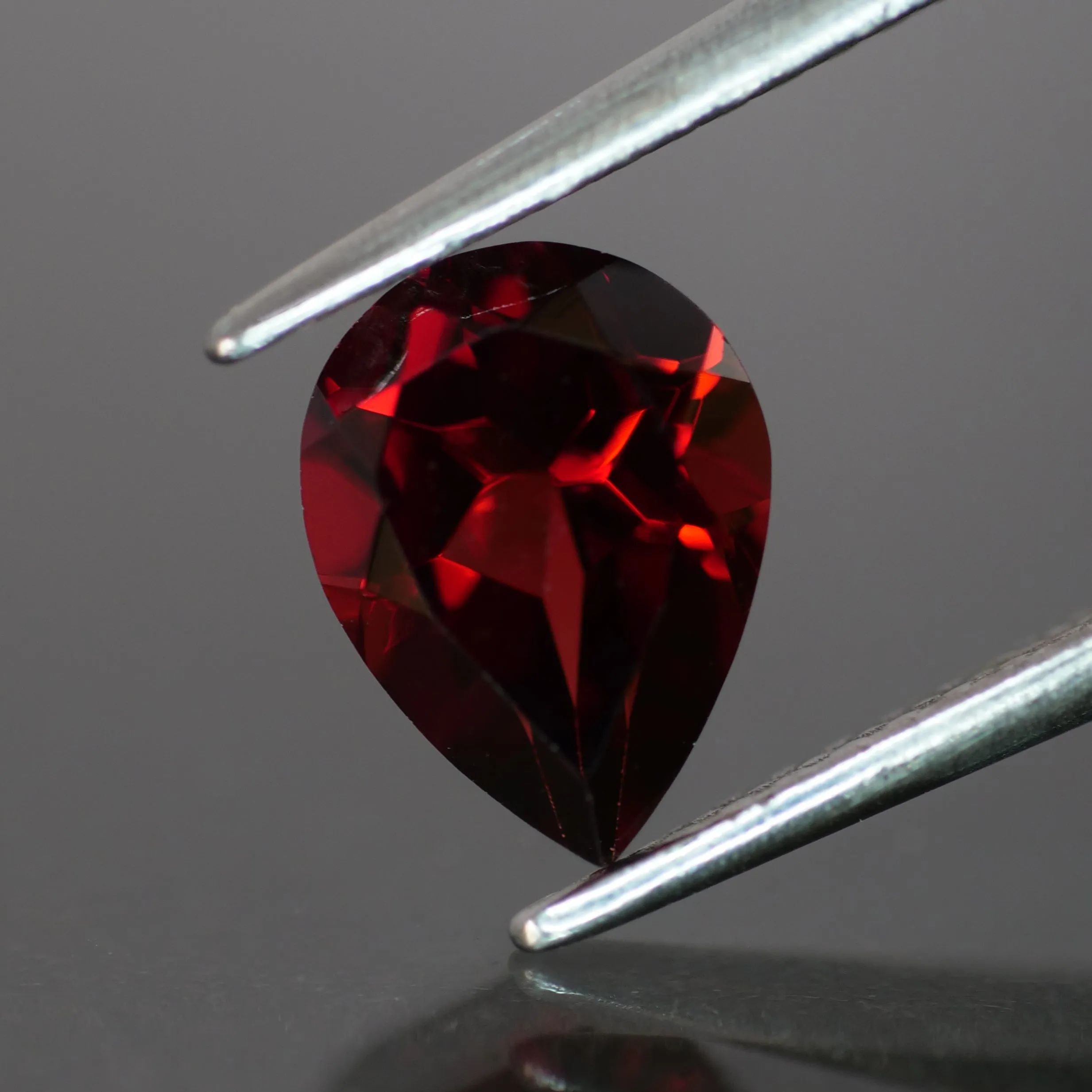 Garnet | natural, pear cut, 8x6 mm, VS 1.2 ct