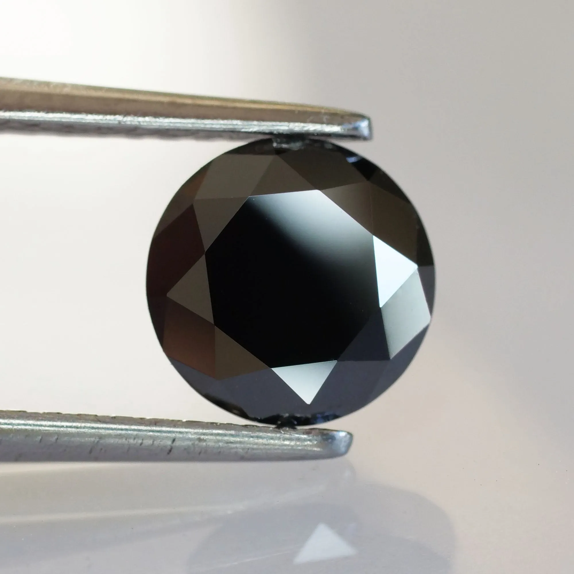 Moissanite | round cut 6.5mm, Black color, VS, 1 ct