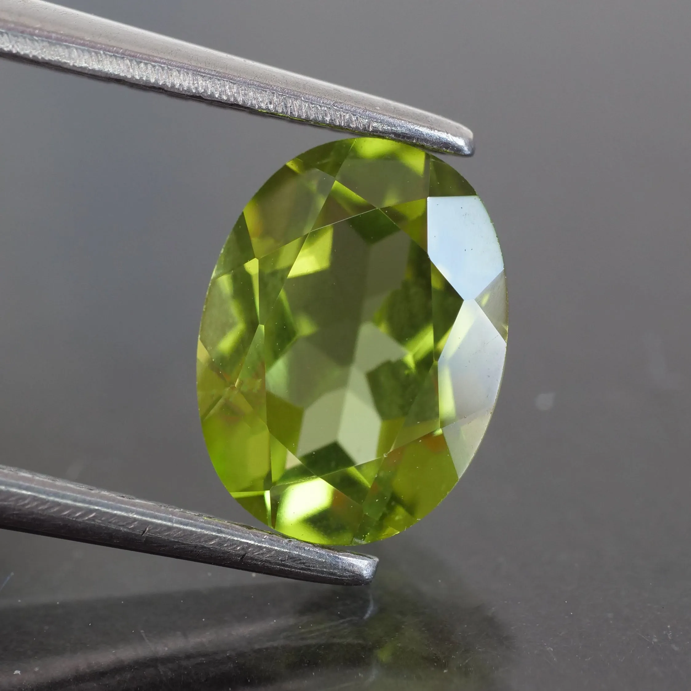 Peridot | natural, oval cut 8x6mm, VS, 1.2ct