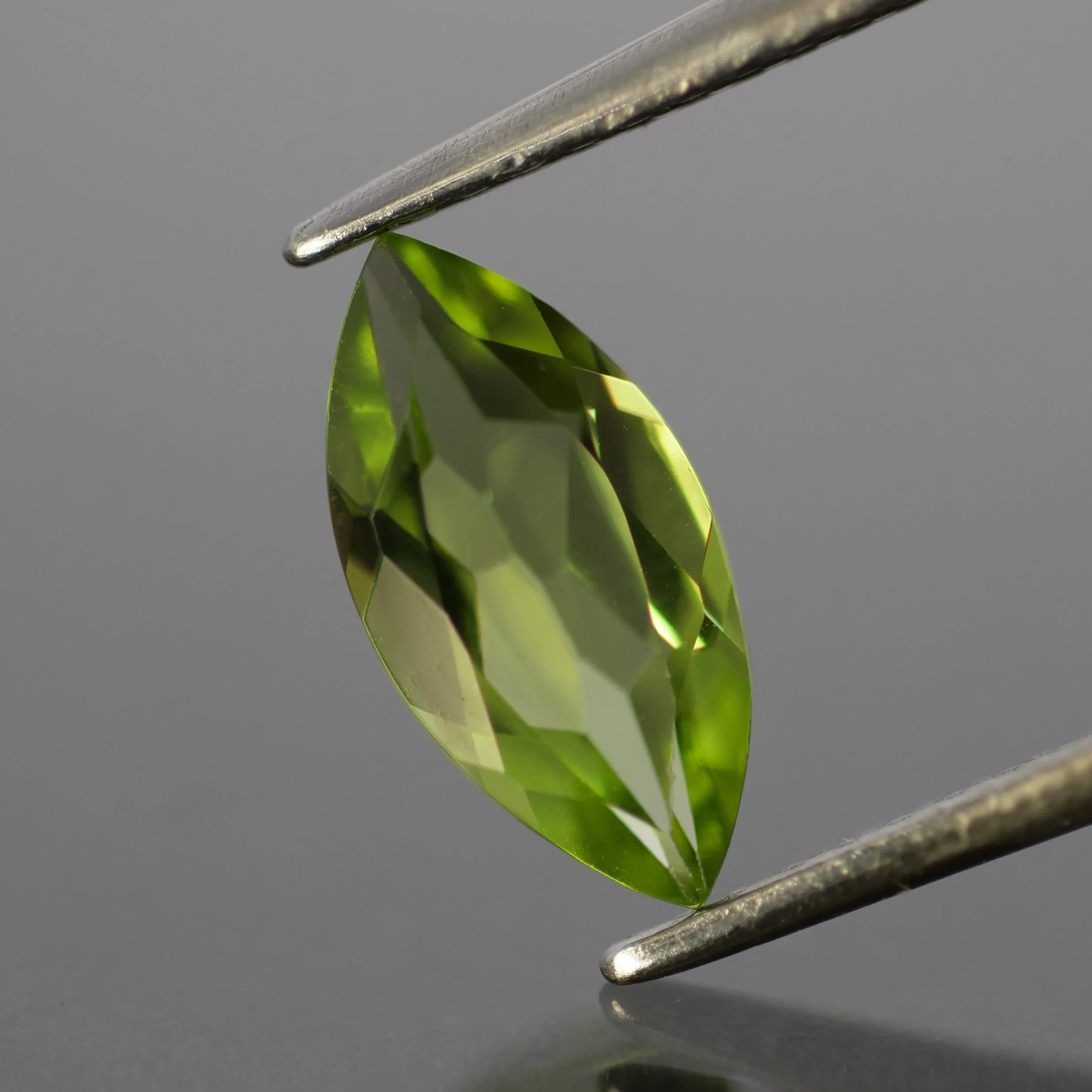 Peridot | natural, pear cut 10x5 mm, VS, 1ct