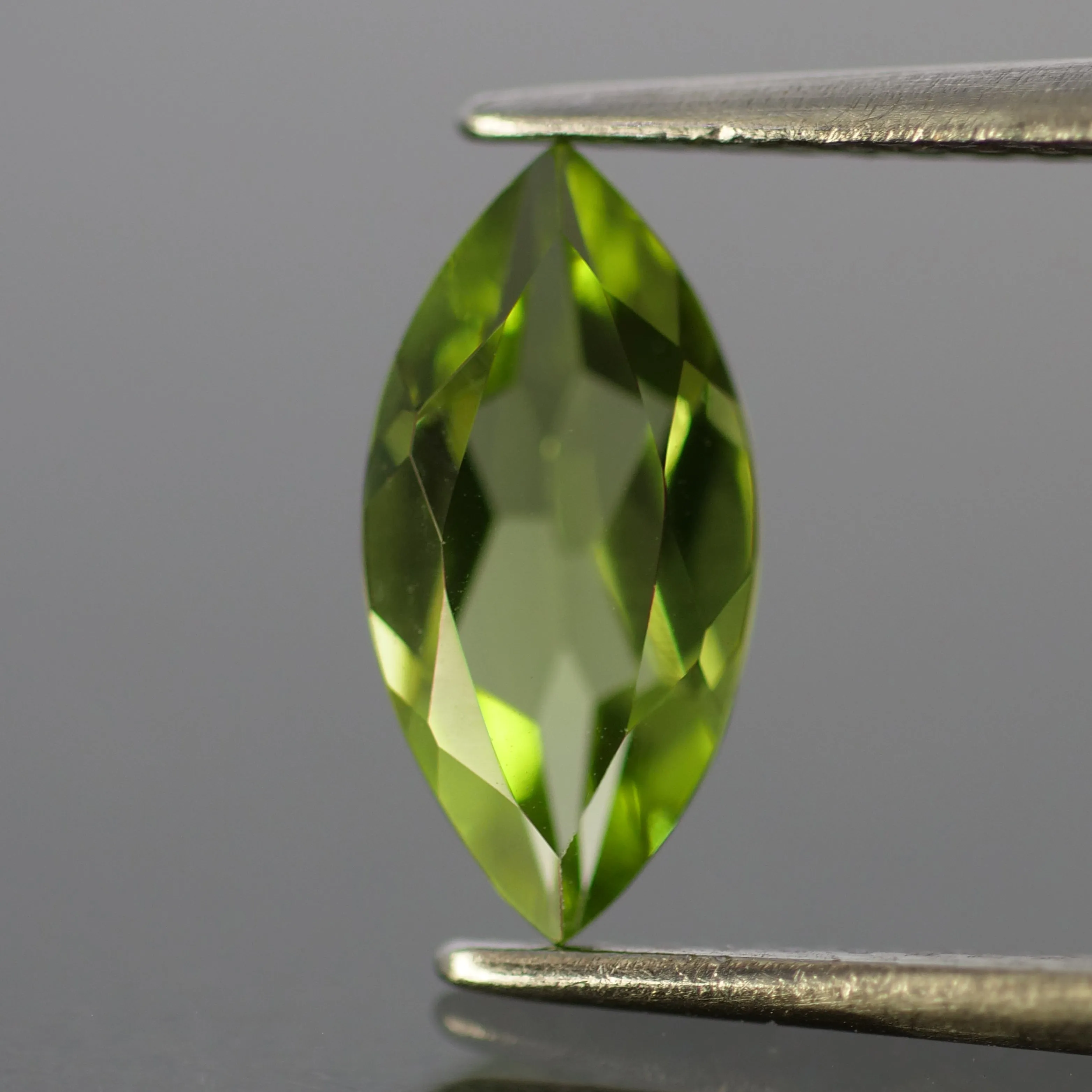 Peridot | natural, pear cut 10x5 mm, VS, 1ct