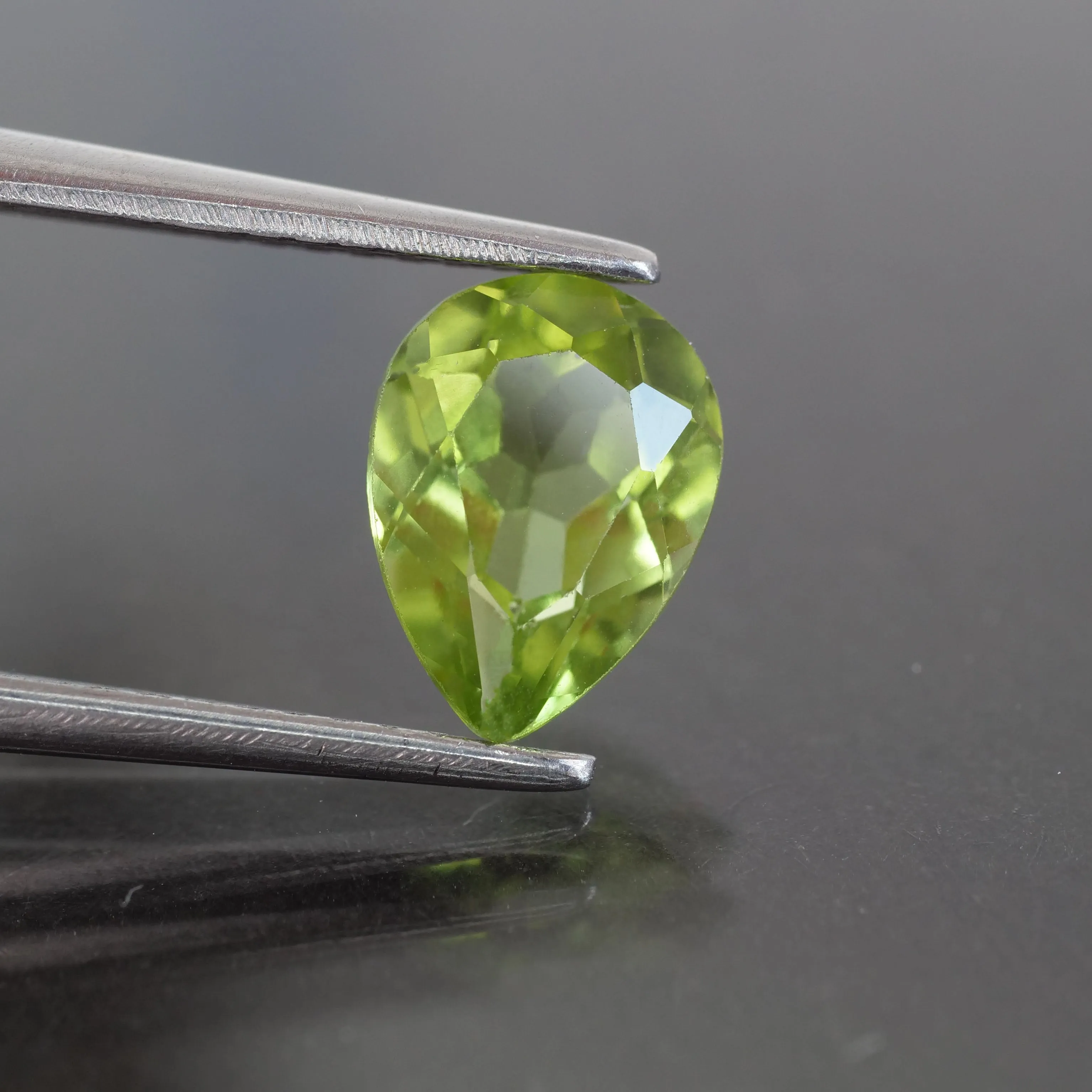 Peridot | natural, pear cut 7x5mm, VS, 0.7 ct