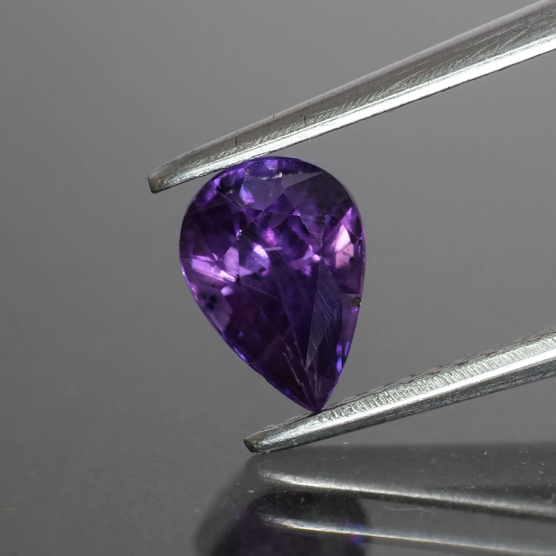 Sapphire | natural, deep purple, pear cut 7x5mm*, VS 0.9ct