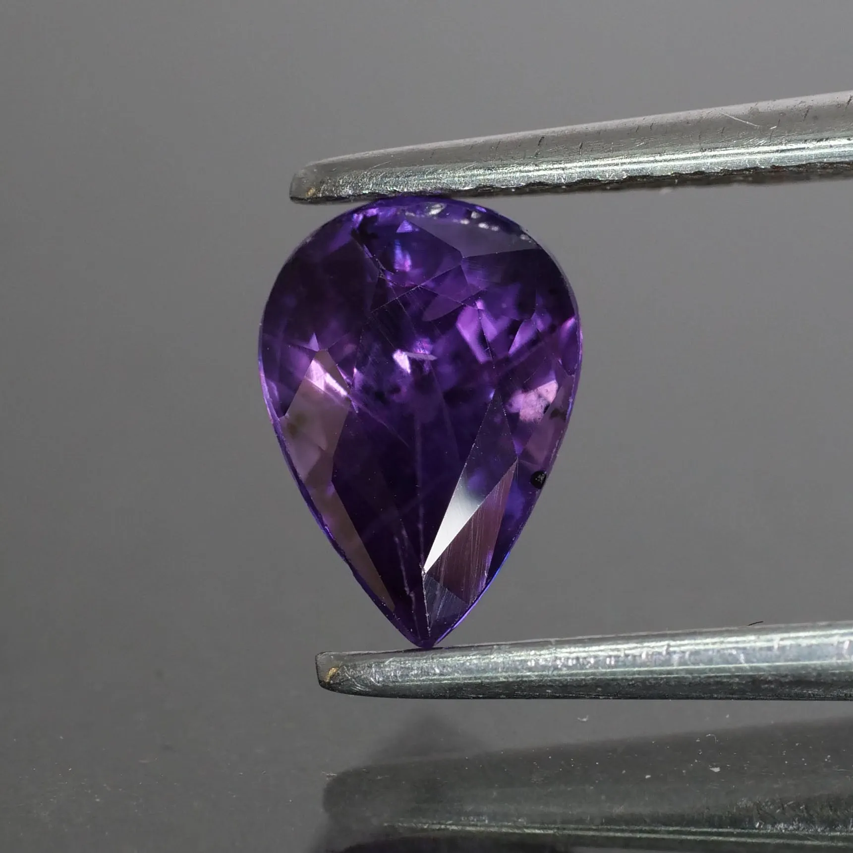 Sapphire | natural, deep purple, pear cut 7x5mm*, VS 0.9ct