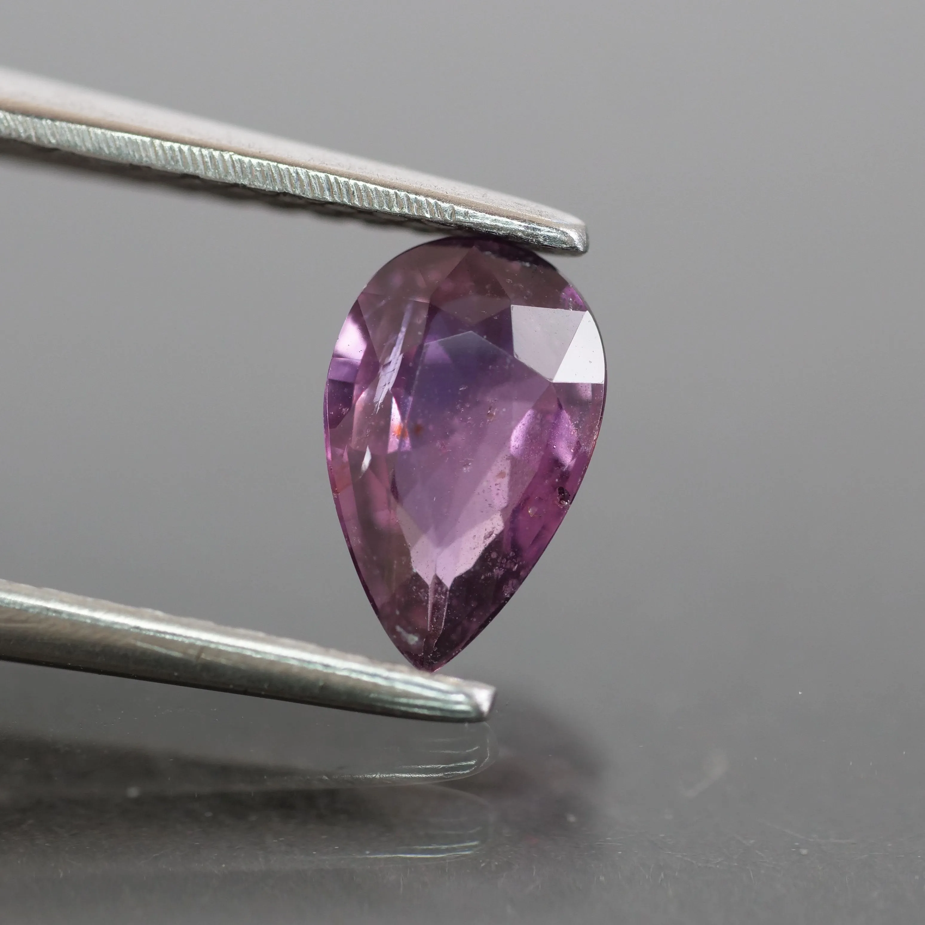 Sapphire | natural, purple, pear cut 7x 4.3 mm, VS 0.6ct