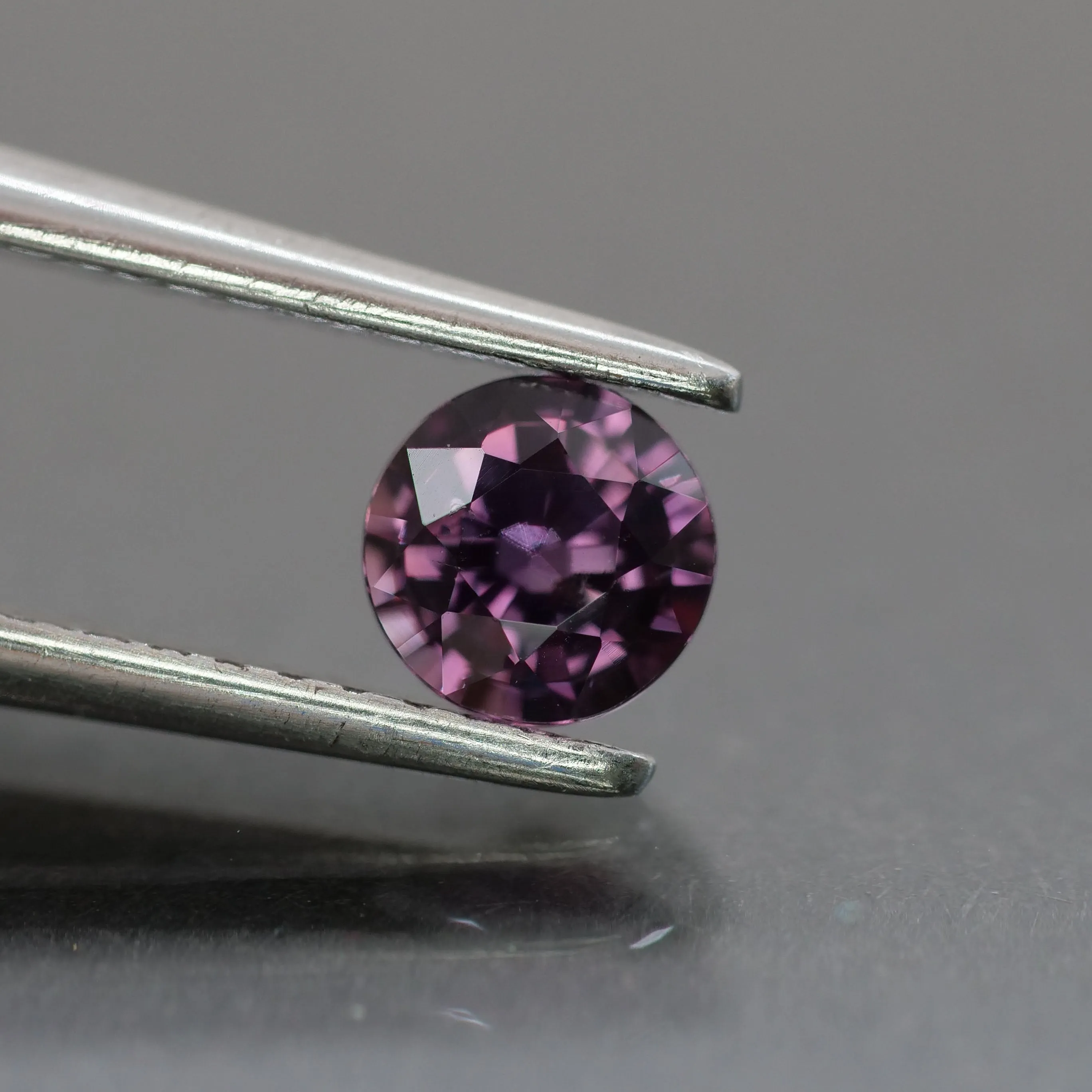 Sapphire | natural, purple, round cut 4.5 mm, 0.46 ct