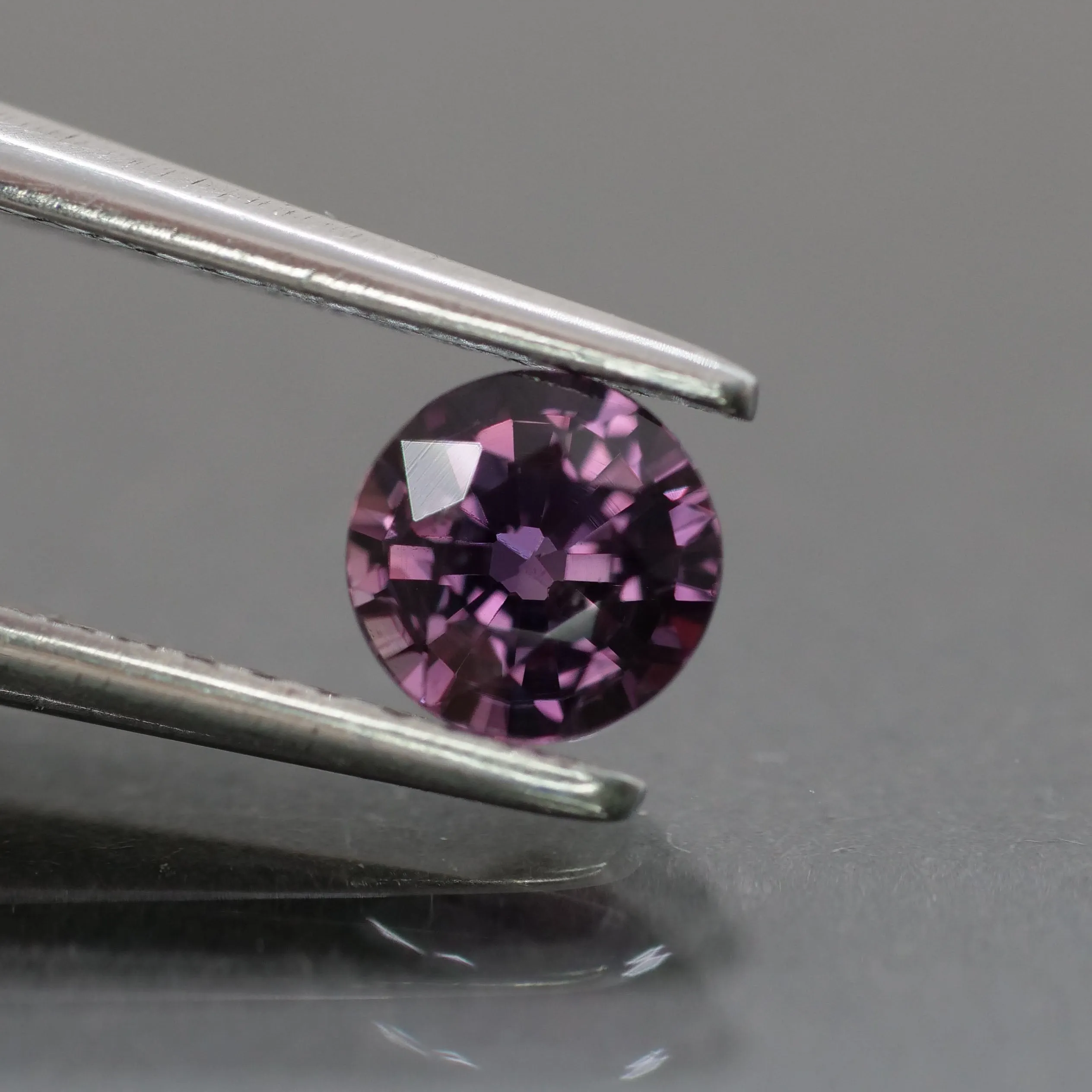 Sapphire | natural, purple, round cut 4.5 mm, 0.46 ct