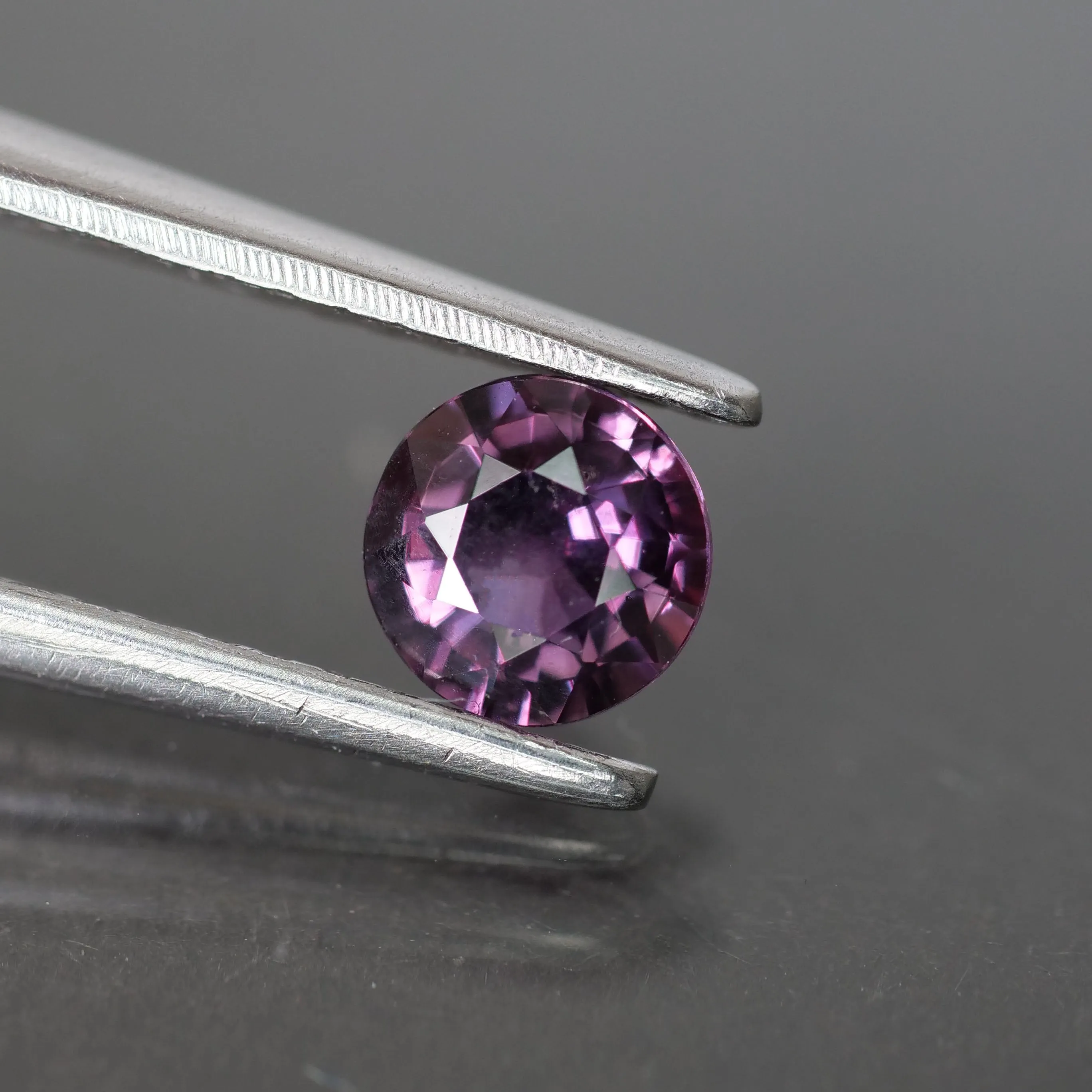 Sapphire | natural, purple, round cut 4.5 mm, 0.46 ct