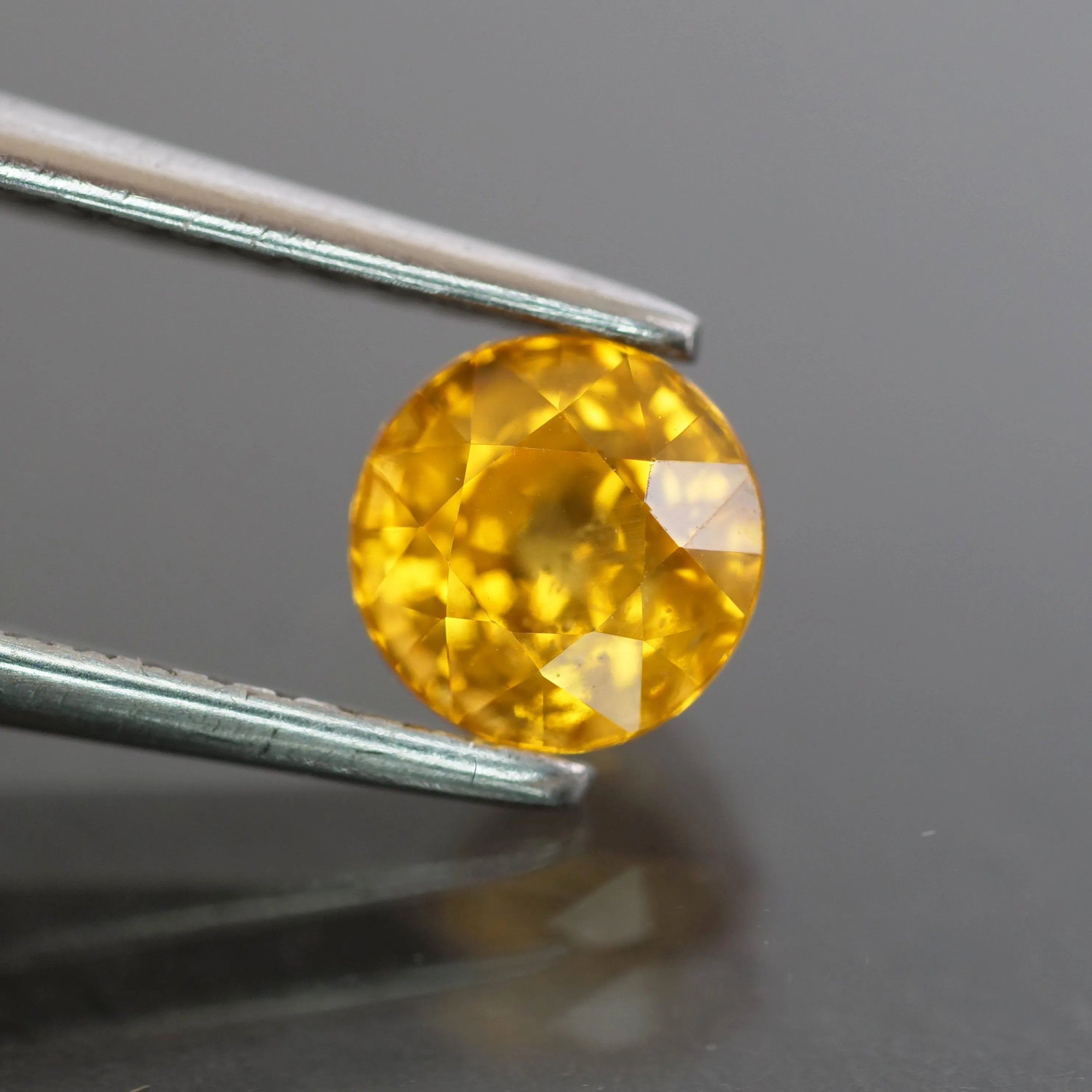 Sapphire | natural, round cut, yellow 5 mm, VS 0.95ct