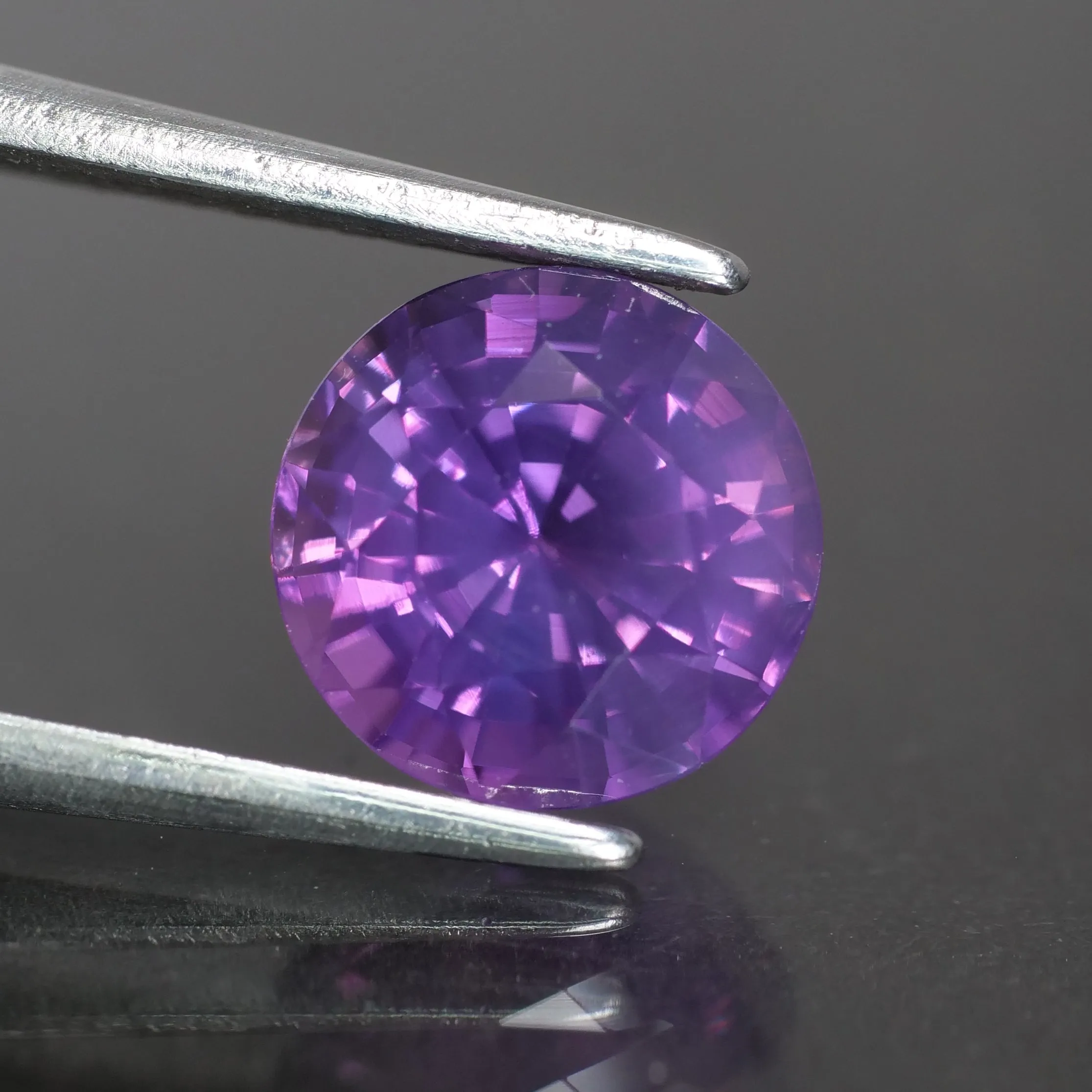 Sapphire opalescent | IGI certified | natural, deep pinkish purple, round cut * 7.5 mm, VS, 2.22ct