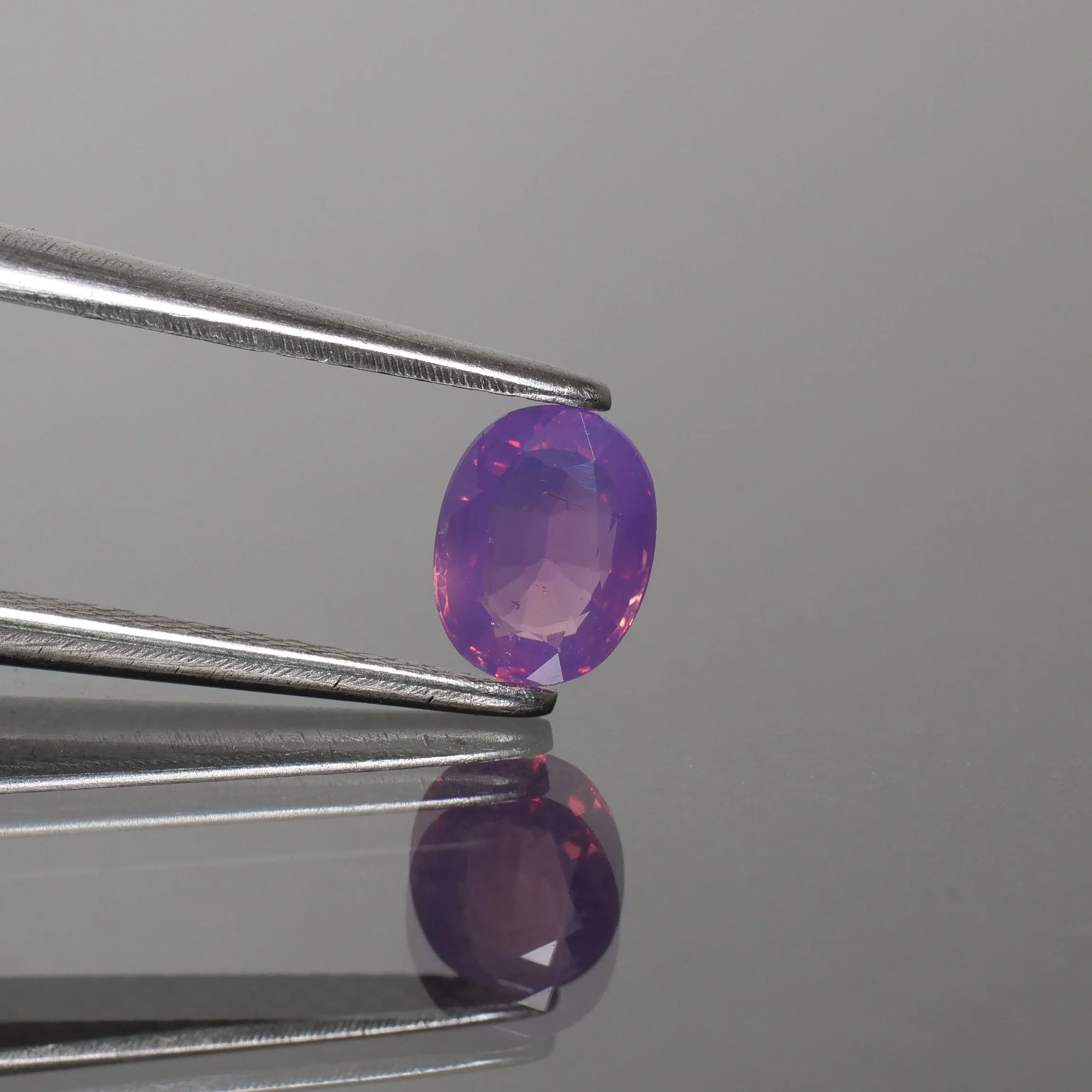 Sapphire opalescent | natural, pinkish purple, oval cut 5.8x4.5mm, VS 0.62ct