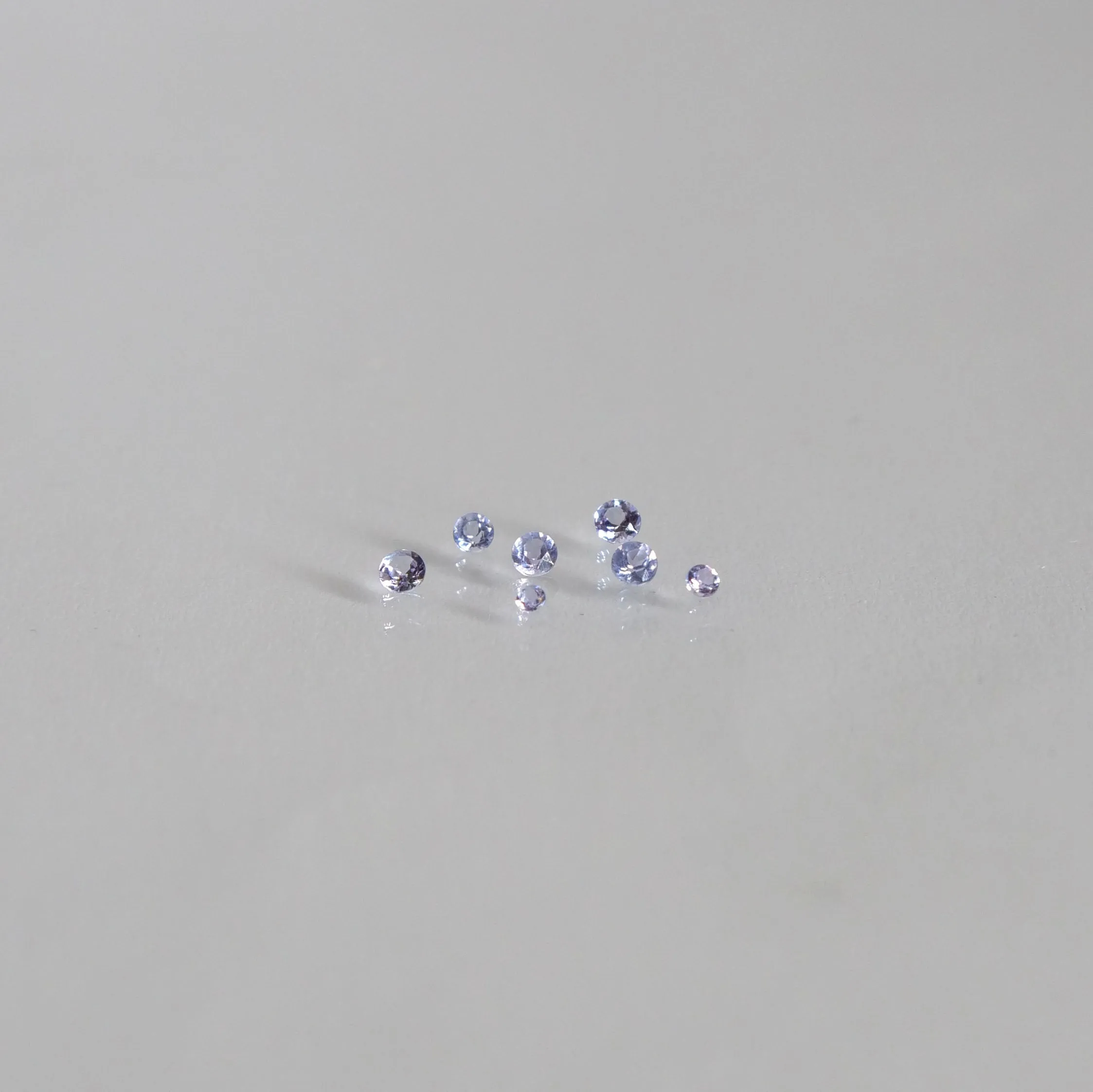 Tanzanite | round cut, lavender colour, accent stones