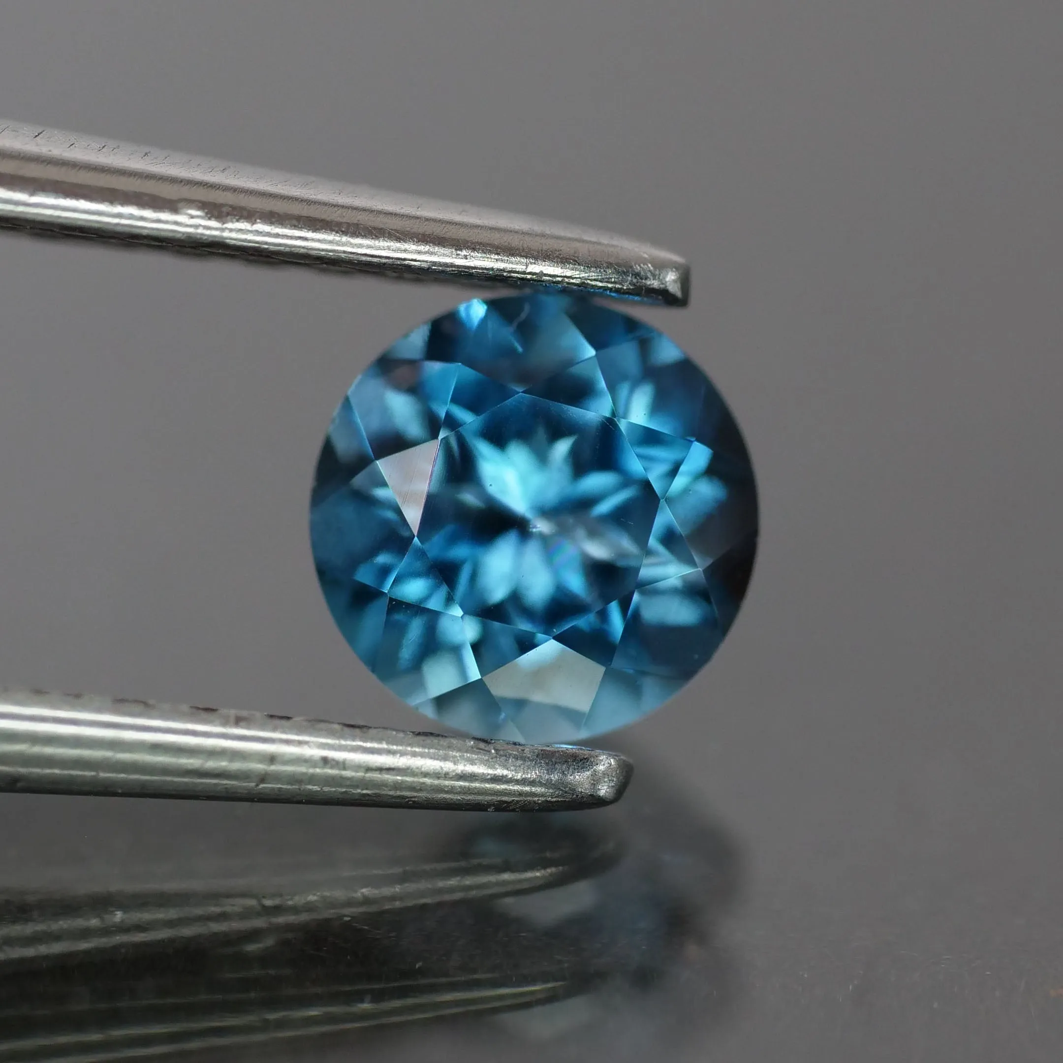 Topaz, teal blue, round cut VVS 5mm 0.5 ct