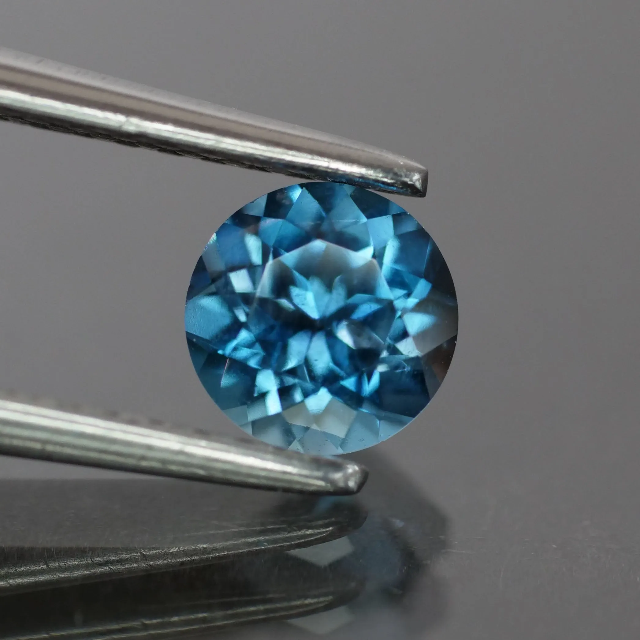 Topaz, teal blue, round cut VVS 5mm 0.5 ct