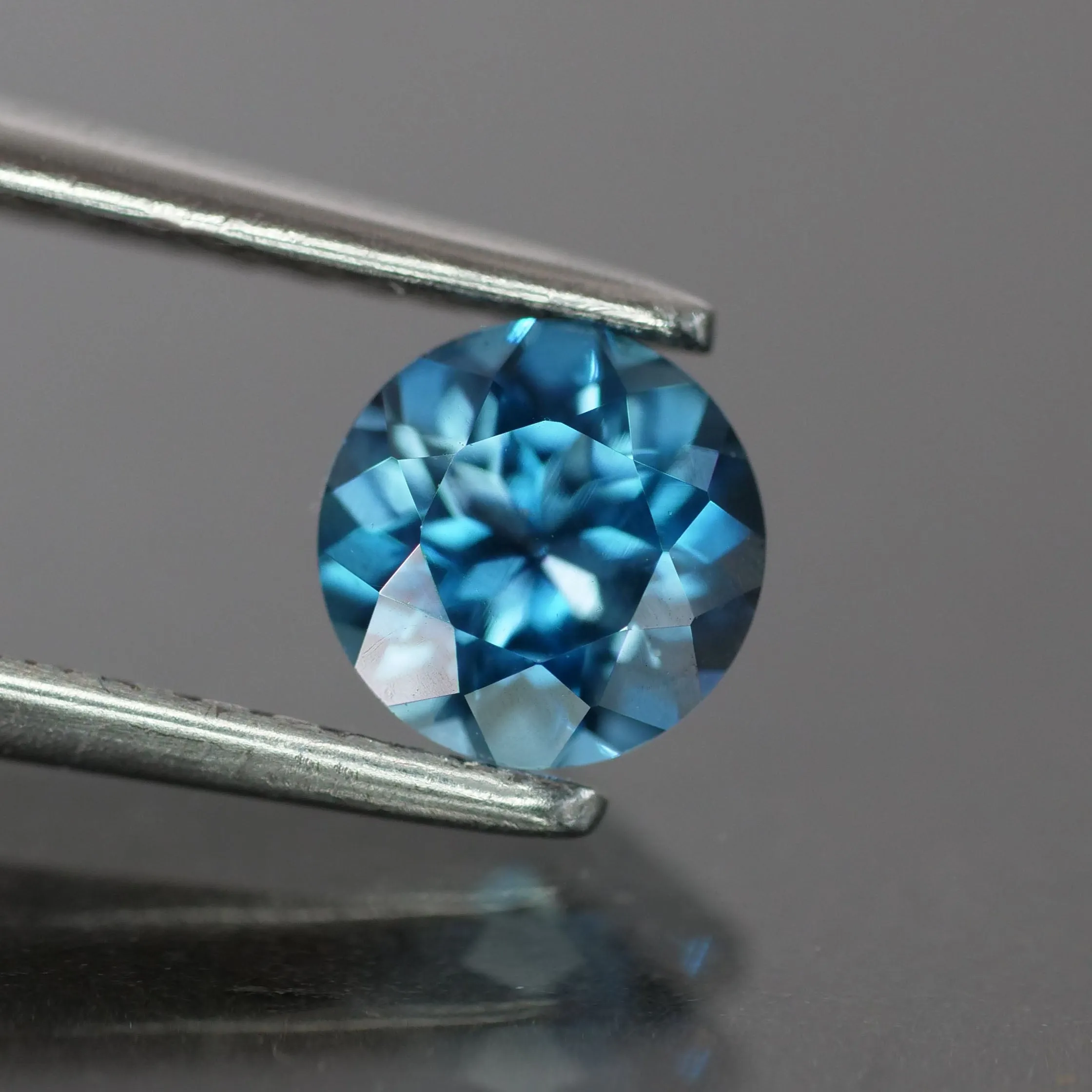 Topaz, teal blue, round cut VVS 5mm 0.5 ct