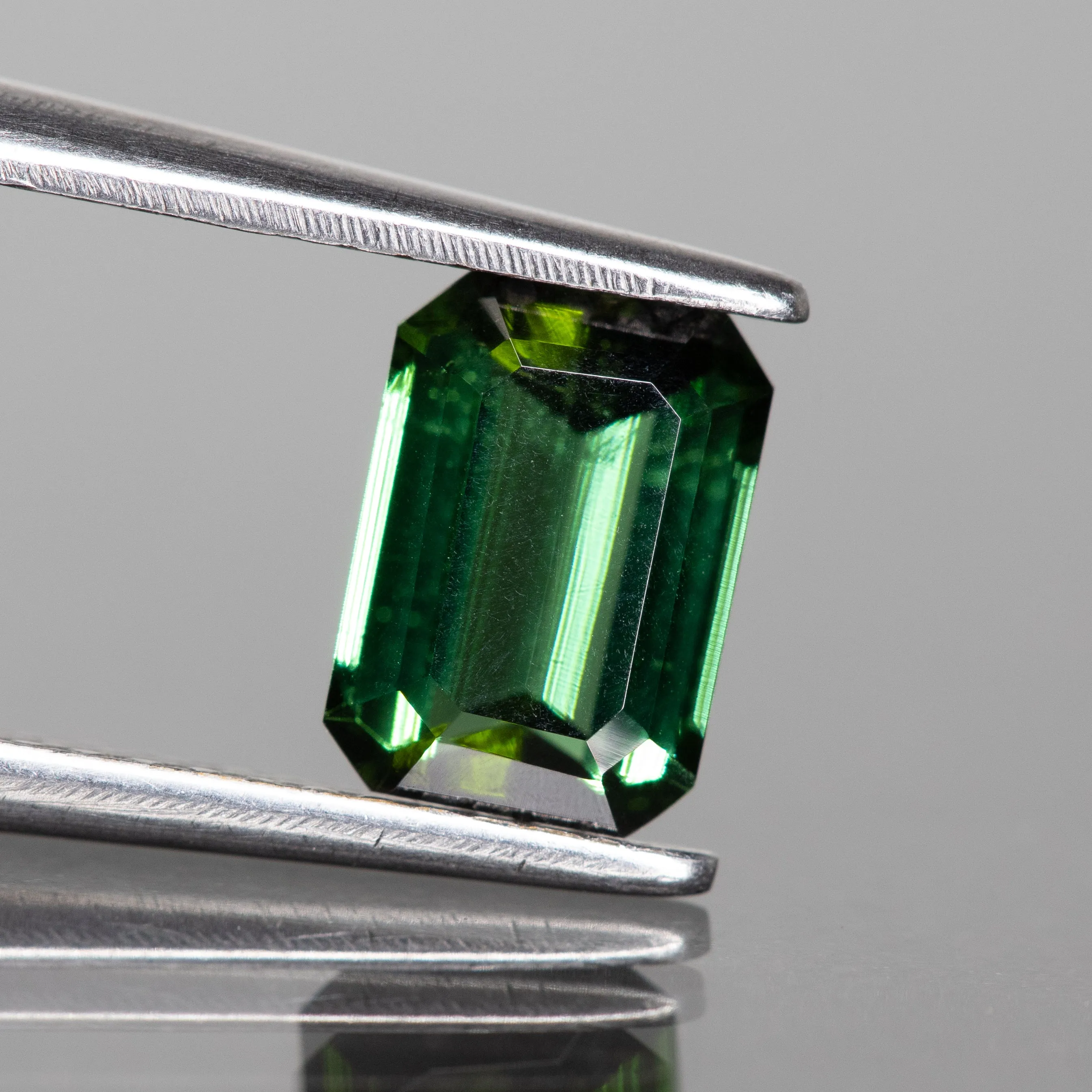 Tourmaline | green colour, octagon cut 7x5 mm, 1 ct, VS