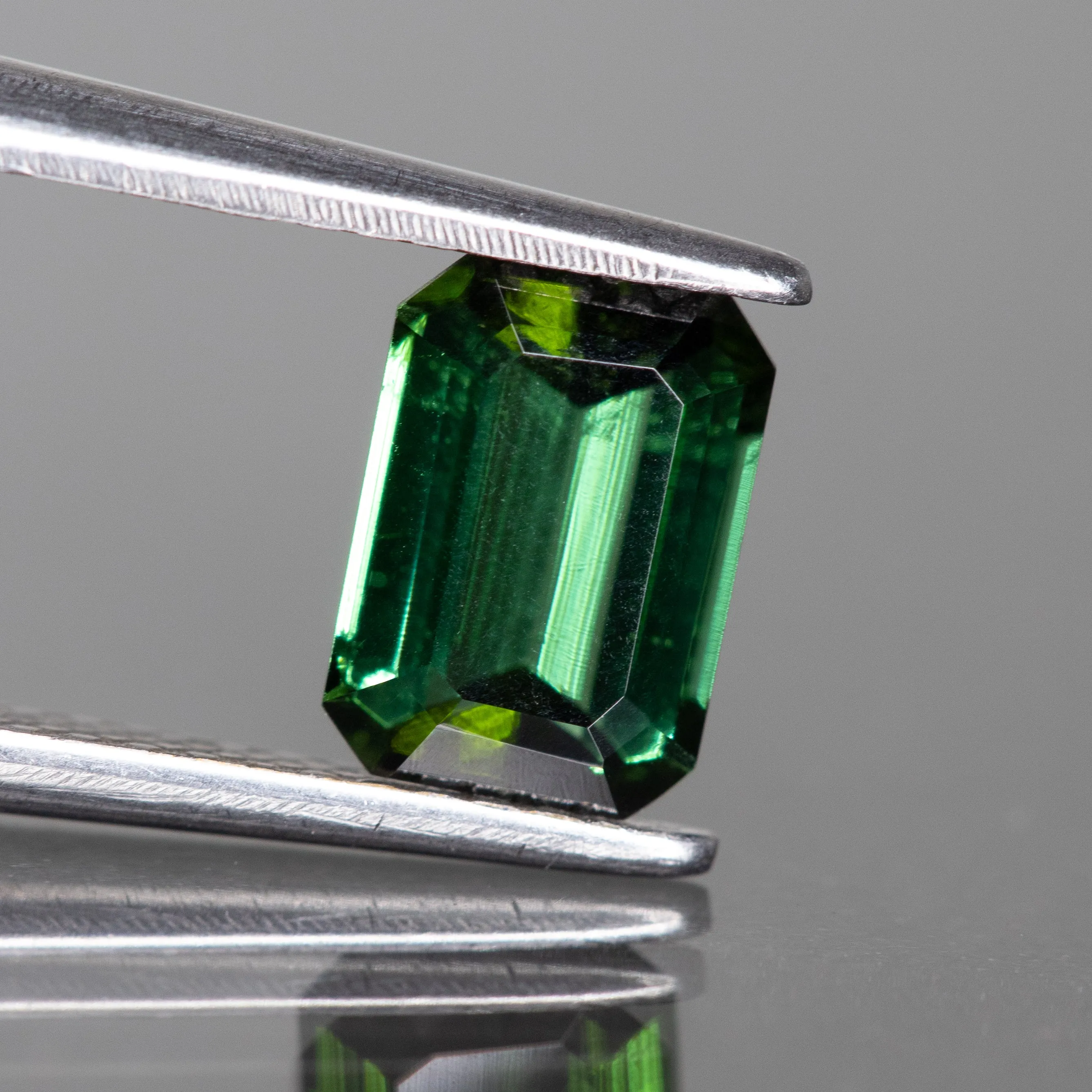 Tourmaline | green colour, octagon cut 7x5 mm, 1 ct, VS